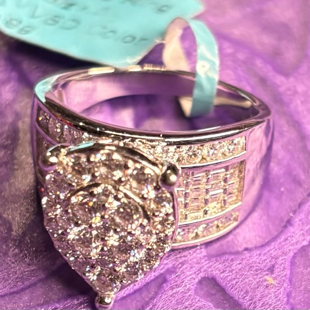 NWT Women 2.21 moissanite ring set in Sterling silver MSRV $707